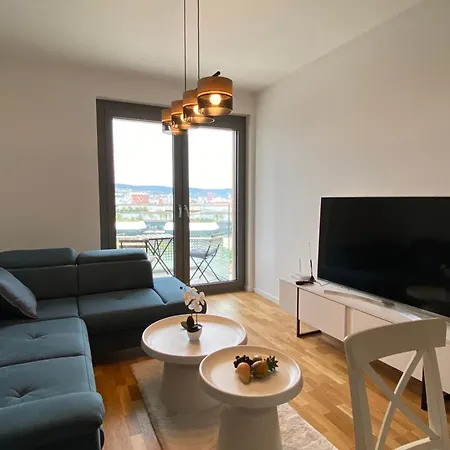 New Air Conditioned Apartment, Private Parking 布拉迪斯拉发
