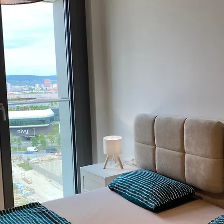 New Air Conditioned Apartment, Private Parking 公寓