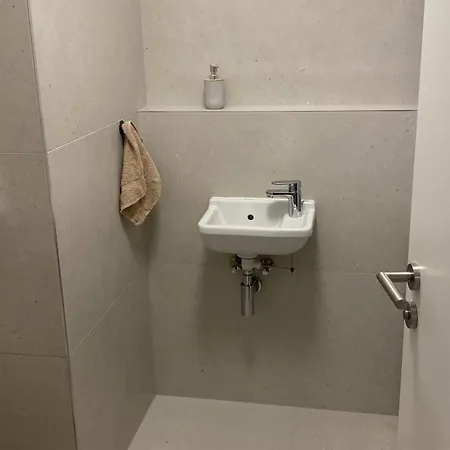 New Air Conditioned Apartment, Private Parking Appartement